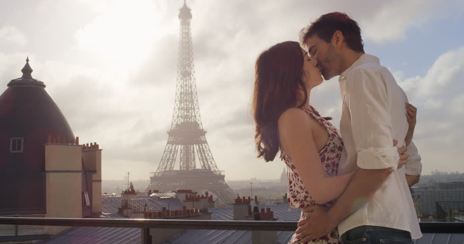 Romantic Couple in Paris Eiffel Stockvideoklipp på (helt royaltyfria ...