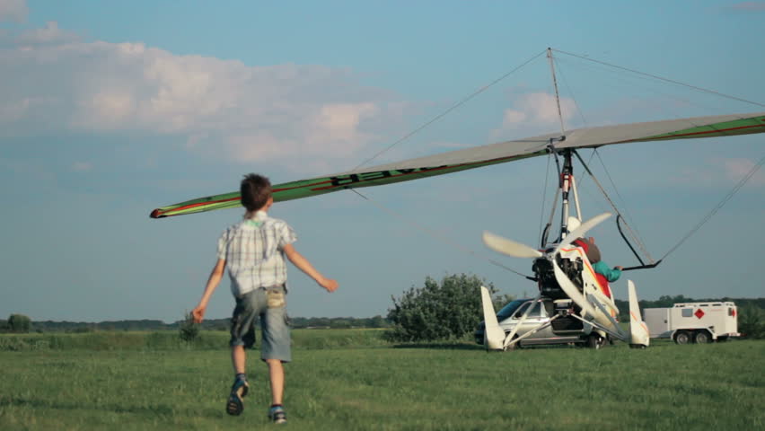 kids running for the plane 