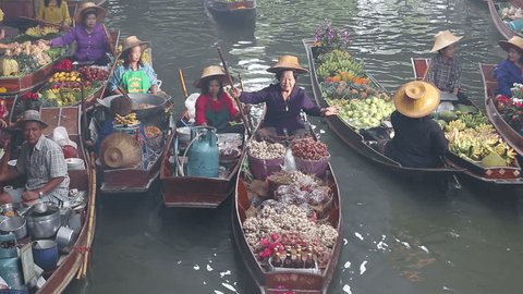Bangkok.
DAMNOEN SADUAK, - JULY 12, 2016: Damnoen Saduak this large and popular floating market is about 100 km southwest of Bangkok in Ratchaburi province , Floating market is famous in Thailand
