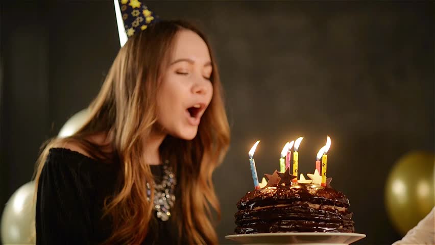 Blow out candles. Красивая девушка задувает свечи. День рождения девушка задувает свечи. Подруга задувает свечи торт. Задувание свечей на торте девушка.