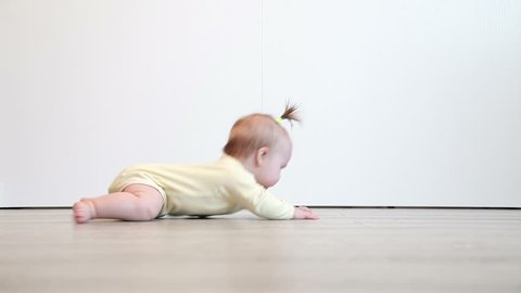 Baby Crawling Baby Girl With Video De Stock 100 Libre De Droit Shutterstock