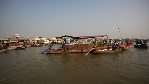 CAN THO,VIETNAM - 25 JAN, 2015: People on floating market in Mekong river delta. Cai Rang and Cai Be markets 