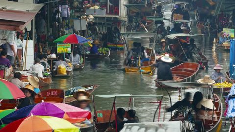 BANGKOK, THAILAND - CIRCA JAN 2017: Damnoen Saduak floating market. Locals selling fresh produce, cooked food and souvenirs.