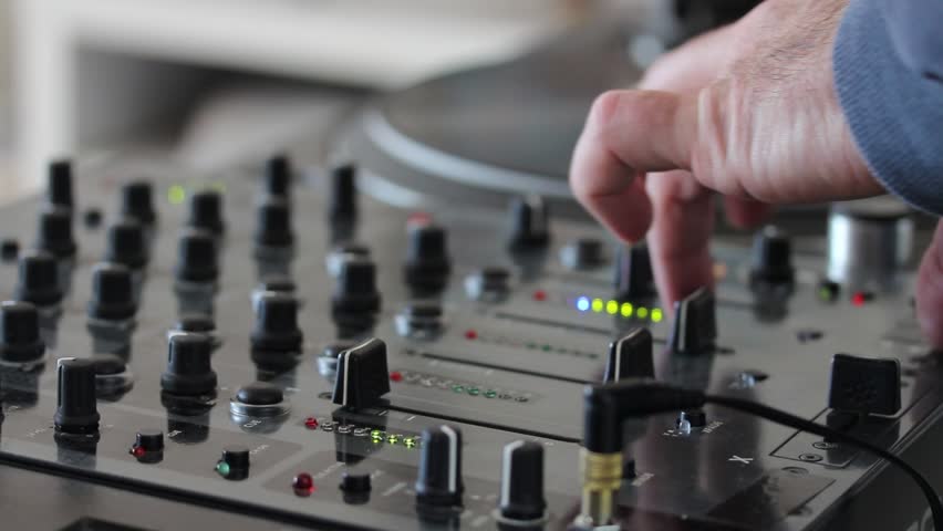 Ableton live в студии. Музыкально-компьютерные технологии. Кто делает музыку. Кто делает музыку. Компьютер для прослушивания музыки.