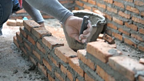Bricklayer mortar to build the wall
