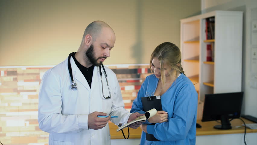 Здесь медицинский. Лысый врач и медсестры. Doctor bald