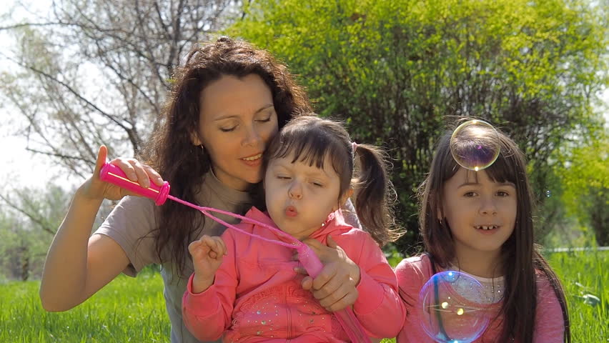 mom daughter blow bubbles family park: стоковое видео (без лицензионных пла...