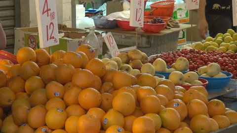 People buy fresh fruits, street market, Hong Kong, China స్టాక్ వీడియో