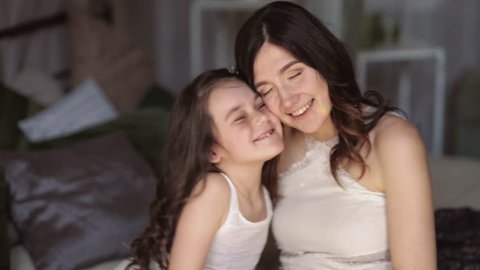 Little Girl Kissing Her Mother On: Stockvideók (100%-ban jogdíjmentes