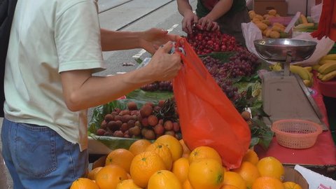 HONG KONG, CHINA - MAY 15: People buy fresh oranges at a street market on May 15, 2012 in Hong Kong, China. సంపాదకీయ స్టాక్ వీడియో
