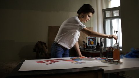 Woman artist painting watercolor paints : vidéo de stock