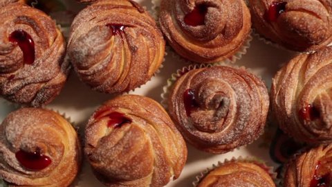 American cruffins with jam Sprinkled with powdered sugar 