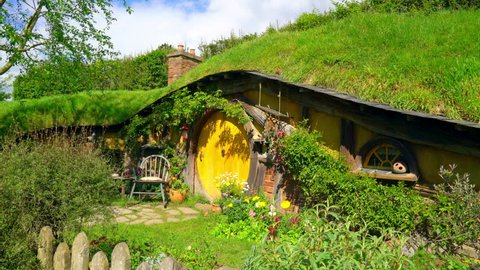Hobbiton, New Zealand, Oktober 21, 2016: Hobbit house at Hobbiton movie set in New Zealand