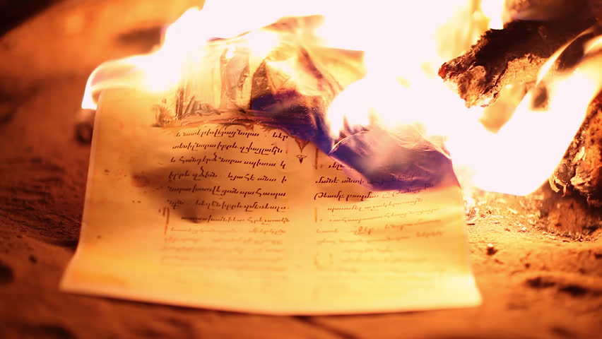Написать письмо и сжечь. Горящие письма. Горящая бумага. Рукописи в огне. Письмо горит.