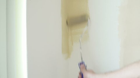 Paint a Wall corner with paint roller in beige color in an apartment

4K FS5
