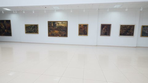 Painting of flowers in the gallery. Steadicam. 4K.