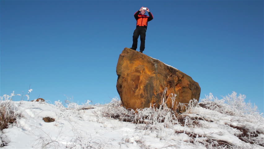 shooting people in the mountains/people in the mountains in winter landscapes on smartphone