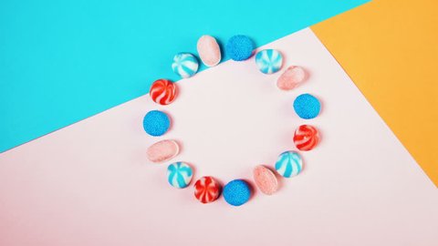 Different colorful candies moving in a circle and then disappearing on background Vídeo Stock