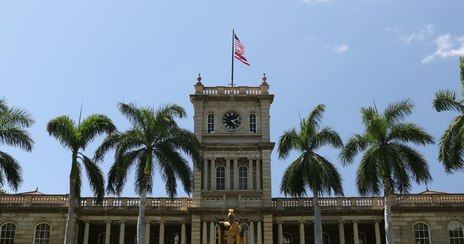 King Kamehameha statue in front of Aliiolani Hale (Hawaii State Supreme Court), Honolulu, Oahu, Hawaii, USA