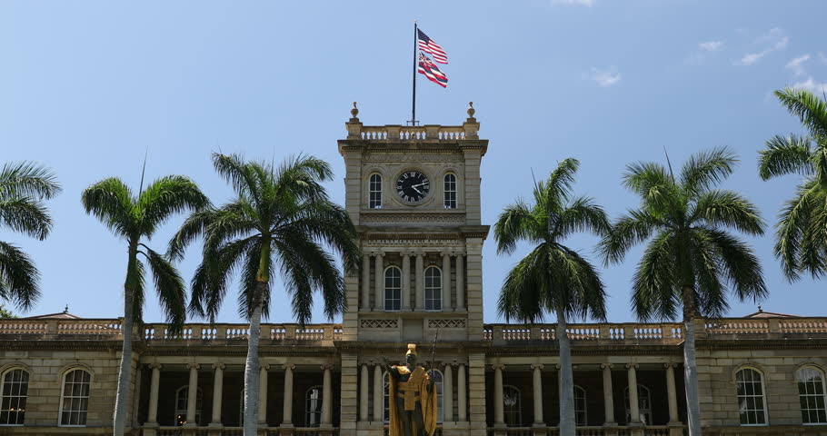 King Kamehameha statue in front of Aliiolani Hale (Hawaii State Supreme Court), Honolulu, Oahu, Hawaii, USA