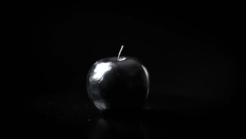 Black apple. Черное яблоко. Серебряное яблоко на черном фоне. Яблоко фото картинки. Черное яблоко картина.