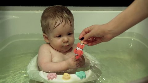 Happy Little Boy Splash Water Video De Stock 100 Libre De Droit Shutterstock