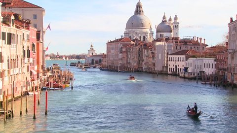 VENICE, ITALY-CIRCA 2011-A gondolier rows and we reveal a beautiful canal in Venice, Italy. : vidéo de stock