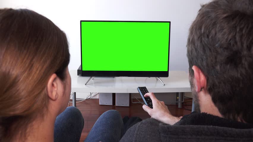 Телевизор показывает зеленым. Фото зеленый смотрит телевизор. Green watching. Watching tv green screen. Teen girl watching green screen.