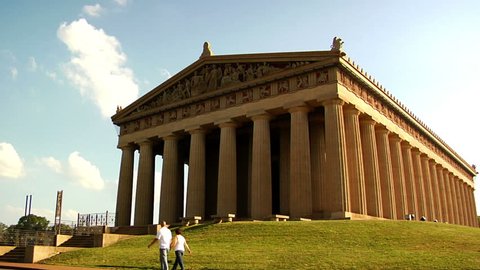 Tourists walk around the Parthenon located in Nashville, Tennessee. Why is it there? Good question. 1080 HD video 库存视频