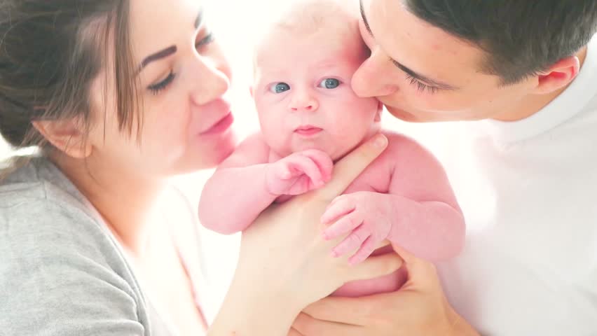 Ребенок вне брака. Рождение ребенка вне брака фото. Беби пати отец и мать. Newborn with parents kissing. New born mother and father.