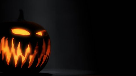 Halloween pumpkin head rolling
3D animation of a Jack O' Lantern thrown and rolling towards the camera.  Vídeo Stock