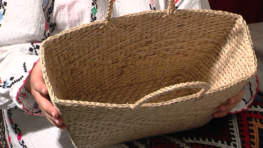 Cattail Basket. The art of Weaving with Cattail Leaves ...