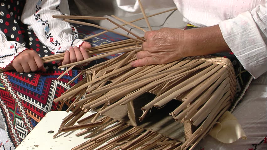 Cattail Basket. The art of Weaving with Cattail Leaves ...
