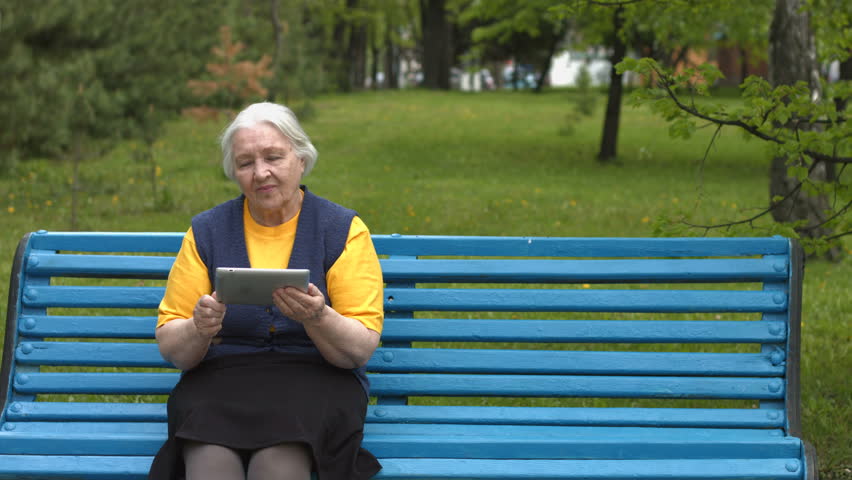 My granny is such a kind person. Девушка sit on granny. Бабушка использует для защиты. My granny English.