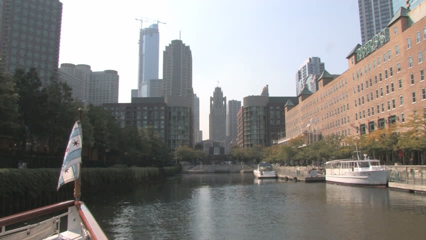 CHICAGO, USA - SEP 22, 2008: Boat cruising on the Chicago River Architecture