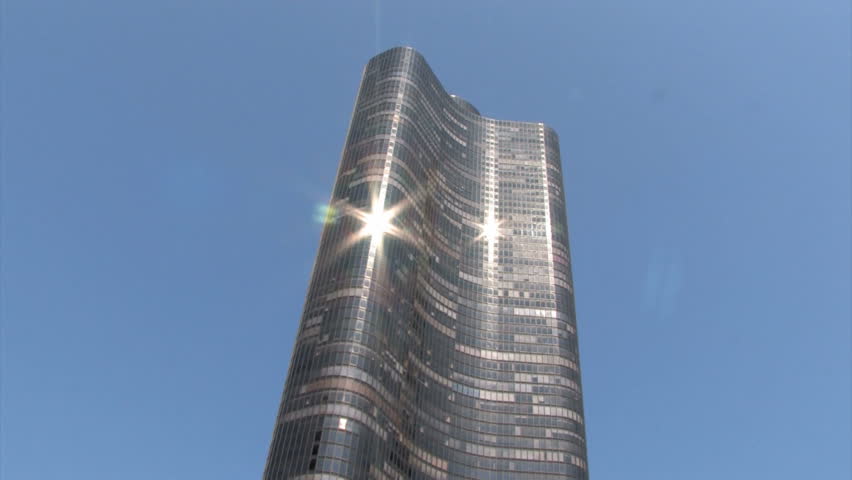 CHICAGO, USA - SEP 22, 2008: Skyscraper from the riverside on Chicago River