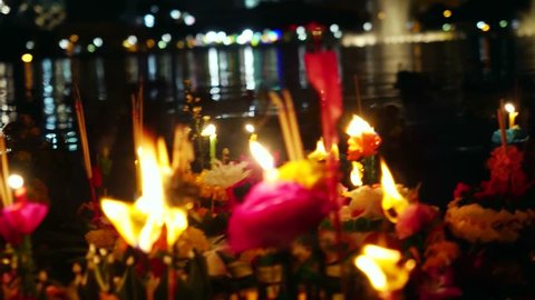 Loy Kratong Festival celebrated in Thailand. Launch boats from flowers and candles in the pond. 3840x2160 库存视频