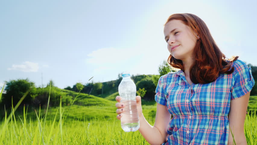 13yearold Girl Drinks Water Plastic Bottle: стоковое видео (без лицензионны...