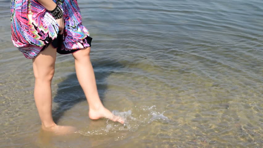 sexy-wet-woman-stepping-into-lake image - Free stock photo - Public Domain photo - CC0 Images