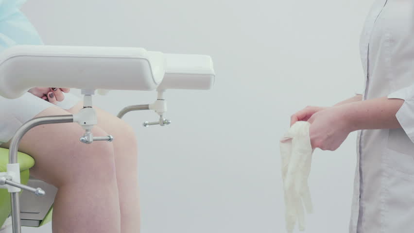 portrait gynecologist put on hands gloves: стоковое видео (б