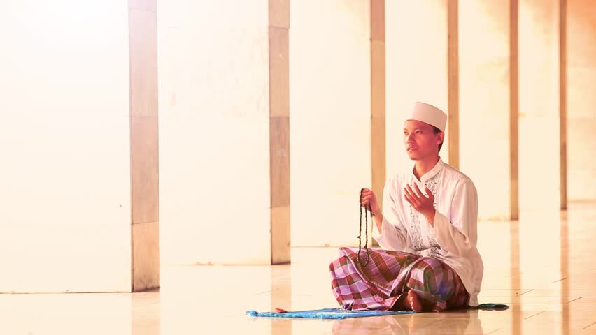 Исламские видео уроки. A man sitting in a Mosque. Video Footage Muslim.