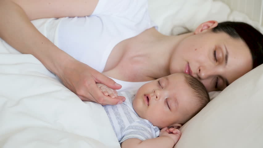 Mom sleep big. Красивая грудь спящей мамы. Большая грудь спящей мамы. Грудь спящей матери на кровати. Грудь спящей мамы домашнее.