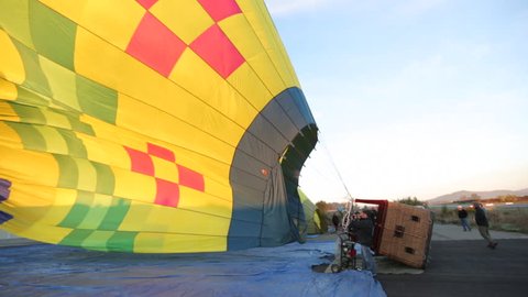 Hot air balloon inflates at Video de stock