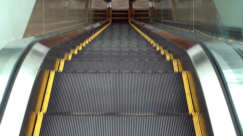 Эскалатор. Ступень эскалатора метрополитена. Ступени эскалатора движутся прямолинейно или нет. Поступательное движение эскалатор. Ступени эскалатора движутся прямолинейно или нет.