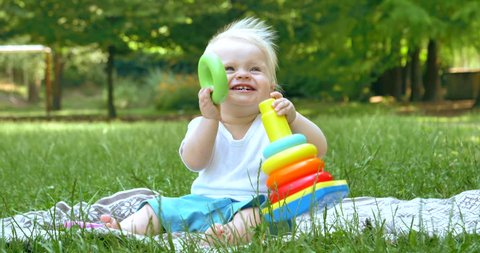 Mom Plays With Her Son Video De Stock 100 Libre De Droit Shutterstock