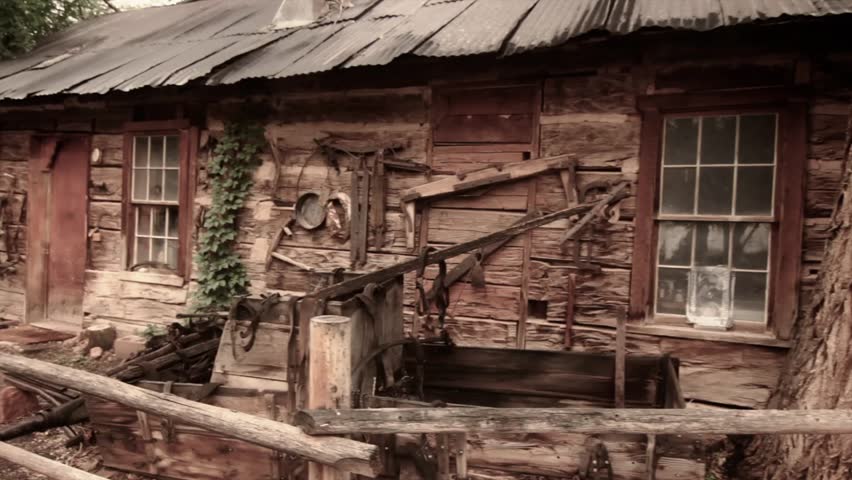 An old western log home