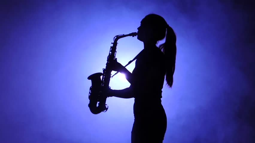 Фото девушки играющей на саксофоне