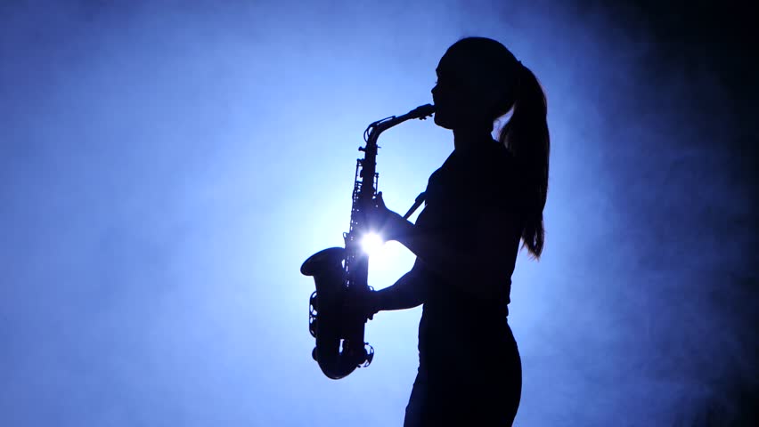 Playing saxophone. Саксофонист силуэт. Девушка с саксофоном. Закат девушка саксофонист.