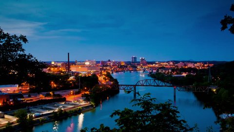 Nice shot of the night settling in along the Tennessee river as it runs through Knoxville.  Stock Video