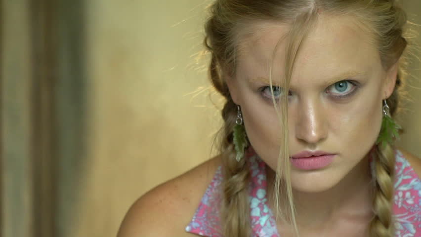 Blonde with a fork straightens her hair